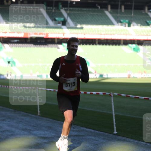 06.10.2024 - 19. swb-Marathon Bremen Yannick Fuchs http://msf.ph/oto/7385032 06.10.2024 10:25:32 Laufen im Stadion 7260, 7433, 7496, 7548, 7756, 7826, 7906, 8228, 8242, 8412, 8445, 8478, 8481, 8497, 8517, 8659, 8666, 8671, 8672, 8680, 8713, 8715, 8749, 8806, 8812, 8905, 8975 meine-sportfotos.de