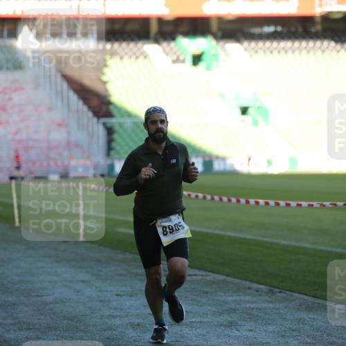 06.10.2024 - 19. swb-Marathon Bremen Yannick Fuchs http://msf.ph/oto/7385109 06.10.2024 10:25:34 Laufen im Stadion 7260, 7433, 7496, 7548, 7756, 7826, 7906, 8228, 8242, 8412, 8445, 8478, 8481, 8497, 8517, 8659, 8666, 8671, 8672, 8680, 8713, 8715, 8749, 8806, 8812, 8905, 8975 meine-sportfotos.de