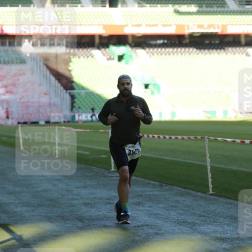 06.10.2024 - 19. swb-Marathon Bremen Yannick Fuchs http://msf.ph/oto/7385160 06.10.2024 10:25:34 Laufen im Stadion 7260, 7433, 7496, 7548, 7756, 7826, 7906, 8228, 8242, 8412, 8445, 8478, 8481, 8497, 8517, 8659, 8666, 8671, 8672, 8680, 8713, 8715, 8749, 8806, 8812, 8905, 8975 meine-sportfotos.de