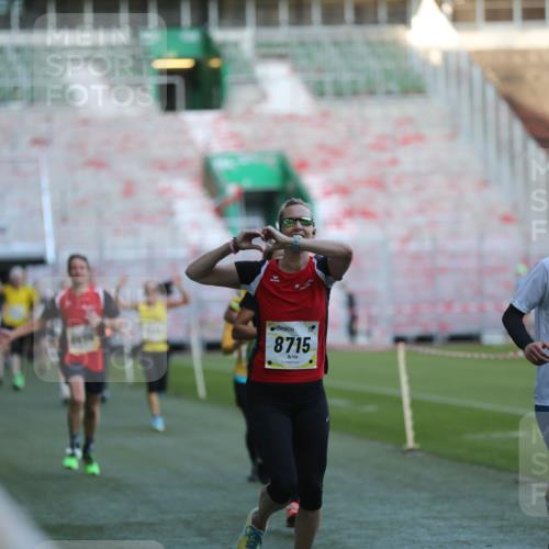 06.10.2024 - 19. swb-Marathon Bremen Yannick Fuchs http://msf.ph/oto/7385235 06.10.2024 10:25:37 Laufen im Stadion 7260, 7294, 7433, 7496, 7548, 7756, 7793, 7826, 7906, 8228, 8242, 8412, 8478, 8481, 8497, 8659, 8666, 8671, 8672, 8680, 8713, 8715, 8749, 8806, 8812, 8905, 8975, 9061 meine-sportfotos.de
