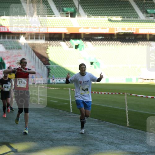 06.10.2024 - 19. swb-Marathon Bremen Yannick Fuchs http://msf.ph/oto/7385343 06.10.2024 10:25:38 Laufen im Stadion 7260, 7294, 7433, 7496, 7548, 7756, 7793, 7826, 7906, 8228, 8242, 8412, 8478, 8481, 8497, 8659, 8666, 8671, 8672, 8680, 8713, 8715, 8749, 8806, 8812, 8905, 8975, 9061 meine-sportfotos.de