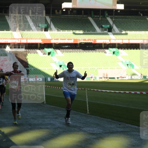 06.10.2024 - 19. swb-Marathon Bremen Yannick Fuchs http://msf.ph/oto/7385370 06.10.2024 10:25:39 Laufen im Stadion 7260, 7294, 7433, 7496, 7548, 7756, 7793, 7826, 7906, 8228, 8242, 8412, 8478, 8481, 8492, 8497, 8659, 8666, 8671, 8672, 8680, 8713, 8715, 8749, 8806, 8812, 8905, 8975, 9061 meine-sportfotos.de