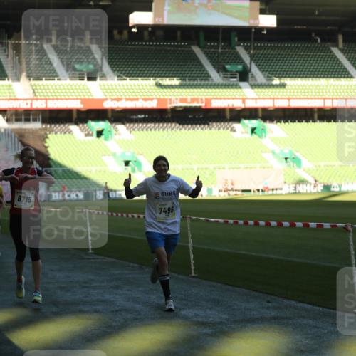 06.10.2024 - 19. swb-Marathon Bremen Yannick Fuchs http://msf.ph/oto/7385379 06.10.2024 10:25:39 Laufen im Stadion 7260, 7294, 7433, 7496, 7548, 7756, 7793, 7826, 7906, 8228, 8242, 8412, 8478, 8481, 8492, 8497, 8659, 8666, 8671, 8672, 8680, 8713, 8715, 8749, 8806, 8812, 8905, 8975, 9061 meine-sportfotos.de