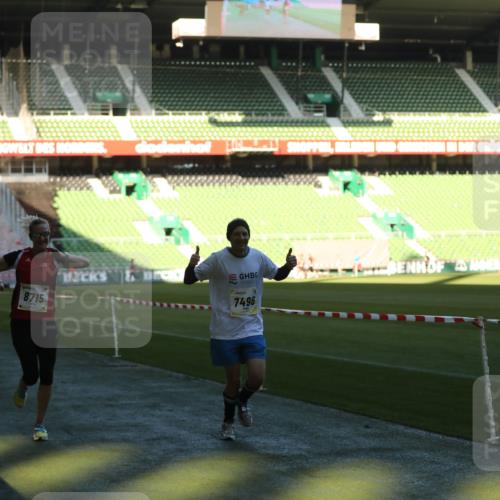 06.10.2024 - 19. swb-Marathon Bremen Yannick Fuchs http://msf.ph/oto/7385383 06.10.2024 10:25:39 Laufen im Stadion 7260, 7294, 7433, 7496, 7548, 7756, 7793, 7826, 7906, 8228, 8242, 8412, 8478, 8481, 8492, 8497, 8659, 8666, 8671, 8672, 8680, 8713, 8715, 8749, 8806, 8812, 8905, 8975, 9061 meine-sportfotos.de