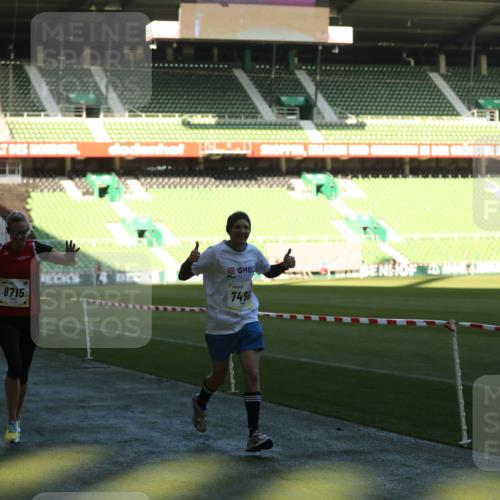 06.10.2024 - 19. swb-Marathon Bremen Yannick Fuchs http://msf.ph/oto/7385392 06.10.2024 10:25:39 Laufen im Stadion 7260, 7294, 7433, 7496, 7548, 7756, 7793, 7826, 7906, 8228, 8242, 8412, 8478, 8481, 8492, 8497, 8659, 8666, 8671, 8672, 8680, 8713, 8715, 8749, 8806, 8812, 8905, 8975, 9061 meine-sportfotos.de
