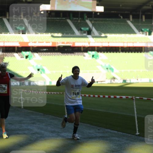06.10.2024 - 19. swb-Marathon Bremen Yannick Fuchs http://msf.ph/oto/7385405 06.10.2024 10:25:39 Laufen im Stadion 7260, 7294, 7433, 7496, 7548, 7756, 7793, 7826, 7906, 8228, 8242, 8412, 8478, 8481, 8492, 8497, 8659, 8666, 8671, 8672, 8680, 8713, 8715, 8749, 8806, 8812, 8905, 8975, 9061 meine-sportfotos.de