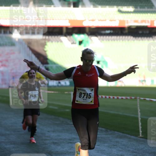 06.10.2024 - 19. swb-Marathon Bremen Yannick Fuchs http://msf.ph/oto/7385418 06.10.2024 10:25:40 Laufen im Stadion 7260, 7294, 7433, 7496, 7548, 7756, 7793, 7826, 7906, 8177, 8228, 8242, 8412, 8478, 8481, 8492, 8497, 8659, 8666, 8671, 8672, 8680, 8713, 8715, 8749, 8806, 8812, 8905, 8975, 9061 meine-sportfotos.de