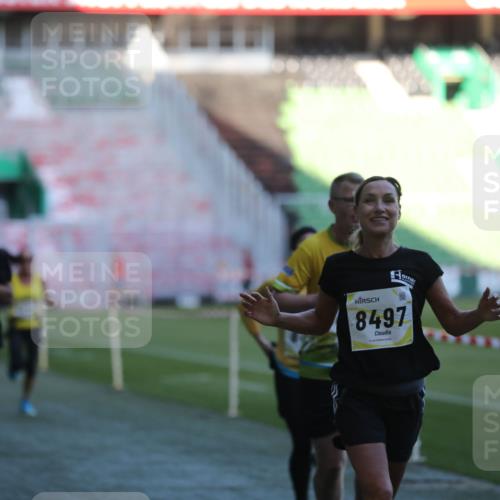 06.10.2024 - 19. swb-Marathon Bremen Yannick Fuchs http://msf.ph/oto/7385442 06.10.2024 10:25:41 Laufen im Stadion 7260, 7294, 7433, 7496, 7548, 7793, 7826, 7906, 8177, 8228, 8242, 8412, 8478, 8481, 8492, 8497, 8659, 8666, 8671, 8672, 8680, 8713, 8715, 8749, 8806, 8812, 8905, 8975, 9061 meine-sportfotos.de