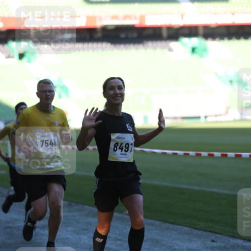 06.10.2024 - 19. swb-Marathon Bremen Yannick Fuchs http://msf.ph/oto/7385460 06.10.2024 10:25:42 Laufen im Stadion 7260, 7294, 7433, 7496, 7548, 7793, 7826, 7906, 8177, 8228, 8242, 8412, 8478, 8481, 8492, 8497, 8659, 8666, 8671, 8672, 8680, 8713, 8715, 8749, 8806, 8812, 8905, 8975, 9061 meine-sportfotos.de