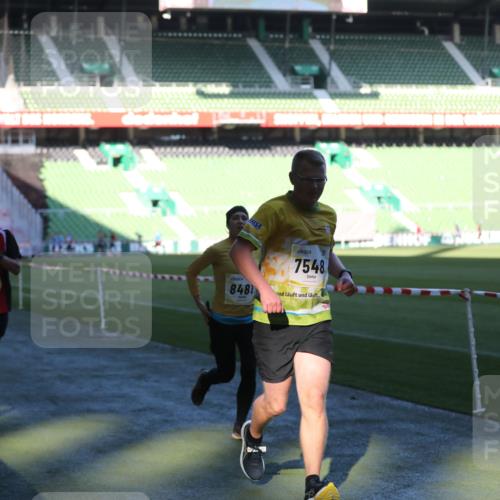 06.10.2024 - 19. swb-Marathon Bremen Yannick Fuchs http://msf.ph/oto/7385527 06.10.2024 10:25:43 Laufen im Stadion 7260, 7294, 7429, 7433, 7496, 7548, 7793, 7826, 7906, 8177, 8228, 8242, 8301, 8412, 8478, 8481, 8492, 8497, 8659, 8666, 8671, 8672, 8680, 8713, 8715, 8749, 8806, 8812, 8905, 8975, 9061 meine-sportfotos.de