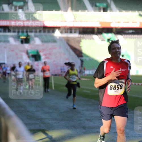 06.10.2024 - 19. swb-Marathon Bremen Yannick Fuchs http://msf.ph/oto/7385596 06.10.2024 10:25:44 Laufen im Stadion 7141, 7260, 7294, 7429, 7433, 7496, 7548, 7793, 7826, 7906, 8177, 8228, 8242, 8301, 8412, 8478, 8481, 8492, 8497, 8659, 8666, 8671, 8672, 8680, 8713, 8715, 8749, 8806, 8812, 8905, 8975, 9061 meine-sportfotos.de