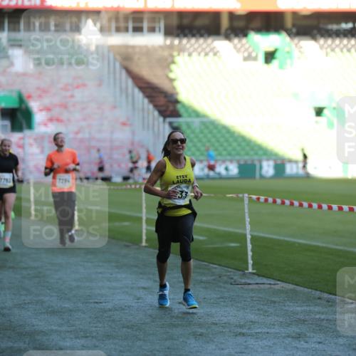 06.10.2024 - 19. swb-Marathon Bremen Yannick Fuchs http://msf.ph/oto/7385611 06.10.2024 10:25:45 Laufen im Stadion 7141, 7260, 7294, 7429, 7433, 7496, 7548, 7793, 7826, 7906, 8177, 8228, 8242, 8301, 8412, 8478, 8481, 8492, 8497, 8659, 8666, 8671, 8672, 8680, 8713, 8715, 8749, 8806, 8812, 8905, 8975, 9061 meine-sportfotos.de