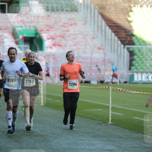 06.10.2024 - 19. swb-Marathon Bremen Yannick Fuchs http://msf.ph/oto/7385646 06.10.2024 10:25:46 Laufen im Stadion 7141, 7260, 7294, 7429, 7433, 7496, 7548, 7793, 7826, 7906, 8177, 8228, 8242, 8301, 8412, 8478, 8481, 8492, 8497, 8659, 8666, 8671, 8672, 8680, 8713, 8715, 8749, 8775, 8806, 8812, 8905, 8975, 9061 meine-sportfotos.de