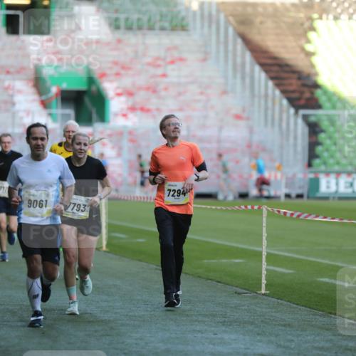 06.10.2024 - 19. swb-Marathon Bremen Yannick Fuchs http://msf.ph/oto/7385655 06.10.2024 10:25:46 Laufen im Stadion 7141, 7260, 7294, 7429, 7433, 7496, 7548, 7793, 7826, 7906, 8177, 8228, 8242, 8301, 8412, 8478, 8481, 8492, 8497, 8659, 8666, 8671, 8672, 8680, 8713, 8715, 8749, 8775, 8806, 8812, 8905, 8975, 9061 meine-sportfotos.de