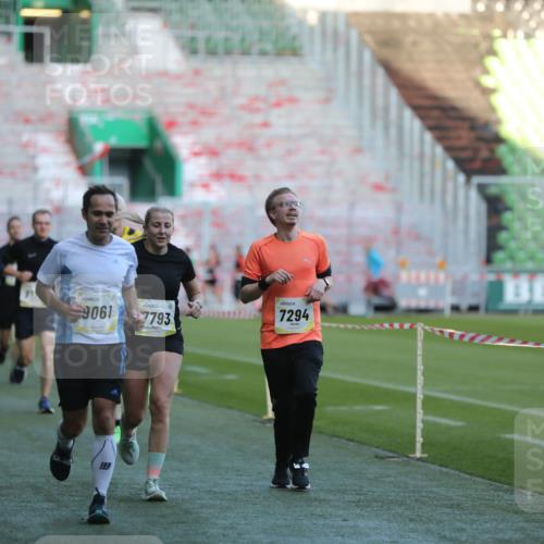 06.10.2024 - 19. swb-Marathon Bremen Yannick Fuchs http://msf.ph/oto/7385680 06.10.2024 10:25:46 Laufen im Stadion 7141, 7260, 7294, 7429, 7433, 7496, 7548, 7793, 7826, 7906, 8177, 8228, 8242, 8301, 8412, 8478, 8481, 8492, 8497, 8659, 8666, 8671, 8672, 8680, 8713, 8715, 8749, 8775, 8806, 8812, 8905, 8975, 9061 meine-sportfotos.de