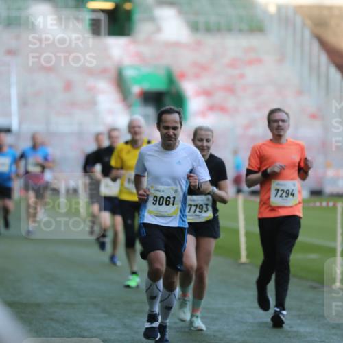 06.10.2024 - 19. swb-Marathon Bremen Yannick Fuchs http://msf.ph/oto/7385715 06.10.2024 10:25:47 Laufen im Stadion 7141, 7260, 7294, 7429, 7433, 7485, 7496, 7548, 7793, 7826, 7906, 8177, 8228, 8242, 8301, 8412, 8478, 8481, 8492, 8497, 8659, 8666, 8671, 8672, 8713, 8715, 8749, 8775, 8806, 8812, 8905, 8975, 9061 meine-sportfotos.de