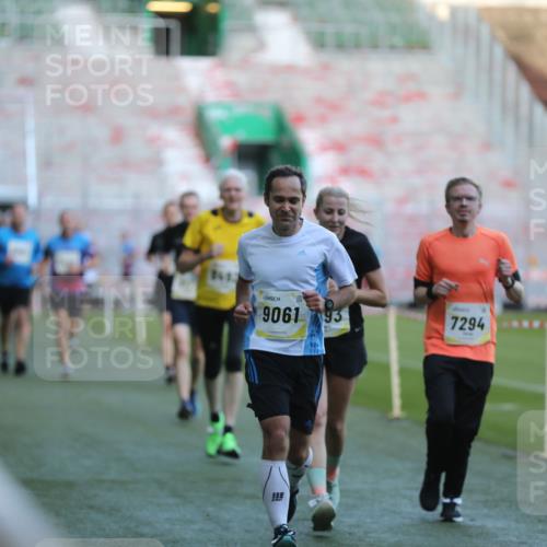 06.10.2024 - 19. swb-Marathon Bremen Yannick Fuchs http://msf.ph/oto/7385729 06.10.2024 10:25:47 Laufen im Stadion 7141, 7260, 7294, 7429, 7433, 7485, 7496, 7548, 7793, 7826, 7906, 8177, 8228, 8242, 8301, 8412, 8478, 8481, 8492, 8497, 8659, 8666, 8671, 8672, 8713, 8715, 8749, 8775, 8806, 8812, 8905, 8975, 9061 meine-sportfotos.de