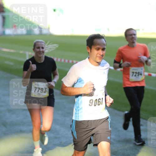 06.10.2024 - 19. swb-Marathon Bremen Yannick Fuchs http://msf.ph/oto/7385754 06.10.2024 10:25:51 Laufen im Stadion 7141, 7294, 7429, 7433, 7485, 7496, 7548, 7771, 7793, 7826, 7906, 8177, 8228, 8242, 8301, 8426, 8481, 8492, 8497, 8555, 8659, 8666, 8671, 8672, 8713, 8715, 8775, 8793, 8806, 8812, 8905, 9034, 9061 meine-sportfotos.de