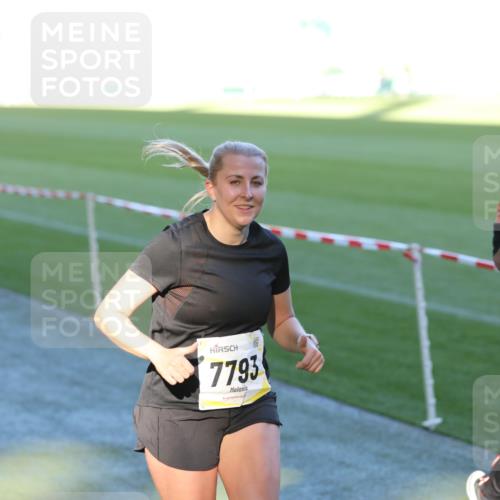 06.10.2024 - 19. swb-Marathon Bremen Yannick Fuchs http://msf.ph/oto/7385760 06.10.2024 10:25:52 Laufen im Stadion 7141, 7294, 7429, 7433, 7485, 7496, 7548, 7771, 7793, 7826, 7906, 8075, 8177, 8242, 8301, 8426, 8481, 8492, 8497, 8555, 8659, 8666, 8671, 8672, 8713, 8715, 8775, 8793, 8806, 8812, 8905, 9034, 9061 meine-sportfotos.de