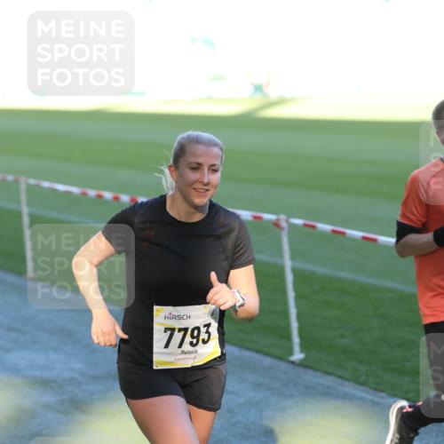 06.10.2024 - 19. swb-Marathon Bremen Yannick Fuchs http://msf.ph/oto/7385774 06.10.2024 10:25:52 Laufen im Stadion 7141, 7294, 7429, 7433, 7485, 7496, 7548, 7771, 7793, 7826, 7906, 8075, 8177, 8242, 8301, 8426, 8481, 8492, 8497, 8555, 8659, 8666, 8671, 8672, 8713, 8715, 8775, 8793, 8806, 8812, 8905, 9034, 9061 meine-sportfotos.de