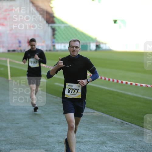 06.10.2024 - 19. swb-Marathon Bremen Yannick Fuchs http://msf.ph/oto/7385801 06.10.2024 10:25:54 Laufen im Stadion 7141, 7294, 7429, 7433, 7485, 7496, 7508, 7548, 7771, 7793, 7826, 7906, 7978, 8075, 8177, 8242, 8301, 8321, 8426, 8481, 8492, 8497, 8555, 8659, 8671, 8672, 8713, 8715, 8775, 8793, 8806, 8812, 8905, 9034, 9061 meine-sportfotos.de