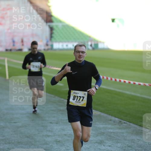 06.10.2024 - 19. swb-Marathon Bremen Yannick Fuchs http://msf.ph/oto/7385811 06.10.2024 10:25:54 Laufen im Stadion 7141, 7294, 7429, 7433, 7485, 7496, 7508, 7548, 7771, 7793, 7826, 7906, 7978, 8075, 8177, 8242, 8301, 8321, 8426, 8481, 8492, 8497, 8555, 8659, 8671, 8672, 8713, 8715, 8775, 8793, 8806, 8812, 8905, 9034, 9061 meine-sportfotos.de