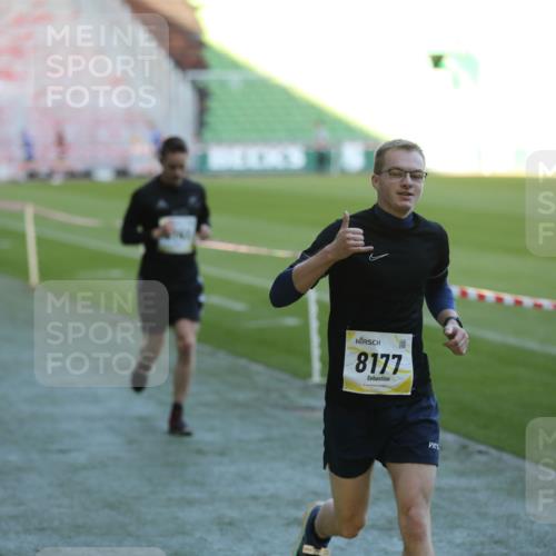 06.10.2024 - 19. swb-Marathon Bremen Yannick Fuchs http://msf.ph/oto/7385831 06.10.2024 10:25:54 Laufen im Stadion 7141, 7294, 7429, 7433, 7485, 7496, 7508, 7548, 7771, 7793, 7826, 7906, 7978, 8075, 8177, 8242, 8301, 8321, 8426, 8481, 8492, 8497, 8555, 8659, 8671, 8672, 8713, 8715, 8775, 8793, 8806, 8812, 8905, 9034, 9061 meine-sportfotos.de