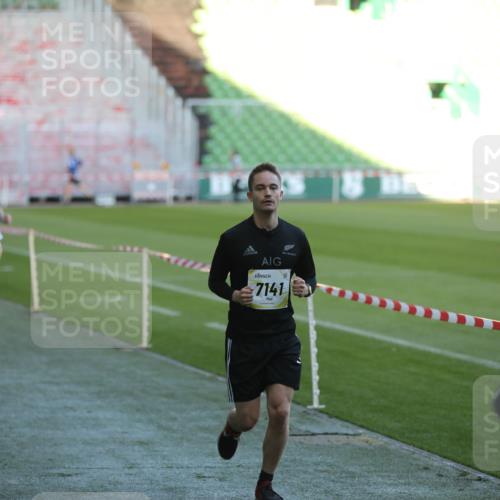 06.10.2024 - 19. swb-Marathon Bremen Yannick Fuchs http://msf.ph/oto/7385870 06.10.2024 10:25:55 Laufen im Stadion 7141, 7294, 7403, 7429, 7433, 7485, 7496, 7508, 7548, 7771, 7793, 7826, 7906, 7978, 8075, 8177, 8242, 8301, 8321, 8426, 8481, 8492, 8497, 8555, 8659, 8671, 8672, 8713, 8715, 8775, 8793, 8806, 8812, 8905, 9034, 9061 meine-sportfotos.de