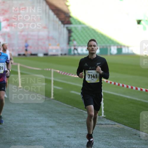 06.10.2024 - 19. swb-Marathon Bremen Yannick Fuchs http://msf.ph/oto/7385878 06.10.2024 10:25:55 Laufen im Stadion 7141, 7294, 7403, 7429, 7433, 7485, 7496, 7508, 7548, 7771, 7793, 7826, 7906, 7978, 8075, 8177, 8242, 8301, 8321, 8426, 8481, 8492, 8497, 8555, 8659, 8671, 8672, 8713, 8715, 8775, 8793, 8806, 8812, 8905, 9034, 9061 meine-sportfotos.de