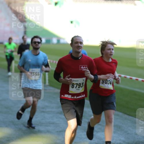 06.10.2024 - 19. swb-Marathon Bremen Yannick Fuchs http://msf.ph/oto/7386162 06.10.2024 10:26:05 Laufen im Stadion 7045, 7141, 7294, 7327, 7403, 7414, 7429, 7433, 7485, 7496, 7508, 7548, 7771, 7793, 7978, 8075, 8177, 8301, 8321, 8376, 8426, 8481, 8492, 8497, 8555, 8601, 8659, 8775, 8793, 8814, 8905, 8913, 8973, 8996, 8997, 9034, 9051, 9061, 9084 meine-sportfotos.de