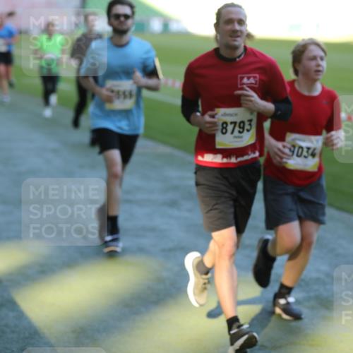 06.10.2024 - 19. swb-Marathon Bremen Yannick Fuchs http://msf.ph/oto/7386170 06.10.2024 10:26:05 Laufen im Stadion 7045, 7141, 7294, 7327, 7403, 7414, 7429, 7433, 7485, 7496, 7508, 7548, 7771, 7793, 7978, 8075, 8177, 8301, 8321, 8376, 8426, 8481, 8492, 8497, 8555, 8601, 8659, 8775, 8793, 8814, 8905, 8913, 8973, 8996, 8997, 9034, 9051, 9061, 9084 meine-sportfotos.de