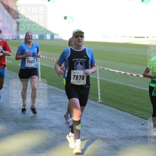 06.10.2024 - 19. swb-Marathon Bremen Yannick Fuchs http://msf.ph/oto/7386269 06.10.2024 10:26:10 Laufen im Stadion 7045, 7141, 7294, 7327, 7403, 7414, 7429, 7433, 7485, 7496, 7508, 7548, 7771, 7793, 7978, 8075, 8177, 8192, 8301, 8321, 8376, 8426, 8481, 8492, 8555, 8601, 8659, 8733, 8775, 8793, 8814, 8913, 8973, 8996, 8997, 9000, 9034, 9051, 9054, 9061, 9084 meine-sportfotos.de