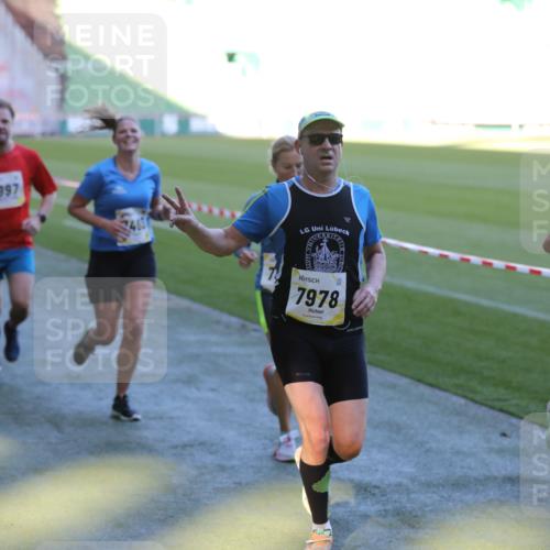 06.10.2024 - 19. swb-Marathon Bremen Yannick Fuchs http://msf.ph/oto/7386285 06.10.2024 10:26:10 Laufen im Stadion 7045, 7141, 7294, 7327, 7403, 7414, 7429, 7433, 7485, 7496, 7508, 7548, 7771, 7793, 7978, 8075, 8177, 8192, 8301, 8321, 8376, 8426, 8481, 8492, 8555, 8601, 8659, 8733, 8775, 8793, 8814, 8913, 8973, 8996, 8997, 9000, 9034, 9051, 9054, 9061, 9084 meine-sportfotos.de