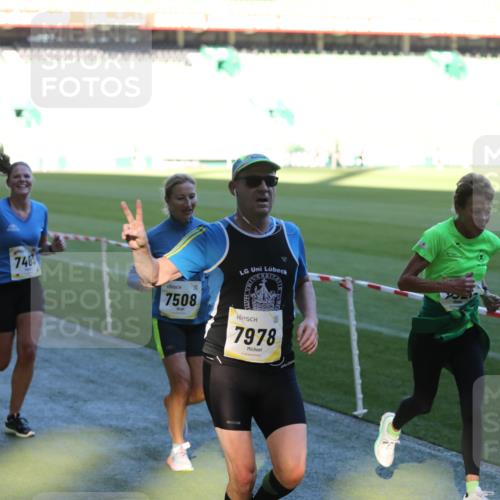 06.10.2024 - 19. swb-Marathon Bremen Yannick Fuchs http://msf.ph/oto/7386315 06.10.2024 10:26:11 Laufen im Stadion 7045, 7141, 7294, 7327, 7403, 7414, 7429, 7433, 7485, 7496, 7508, 7548, 7771, 7793, 7978, 8075, 8177, 8192, 8301, 8321, 8376, 8426, 8481, 8492, 8555, 8601, 8659, 8733, 8775, 8793, 8814, 8913, 8970, 8973, 8996, 8997, 9000, 9034, 9051, 9054, 9061, 9084 meine-sportfotos.de