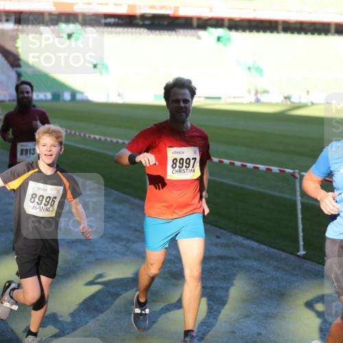 06.10.2024 - 19. swb-Marathon Bremen Yannick Fuchs http://msf.ph/oto/7386481 06.10.2024 10:26:13 Laufen im Stadion 7045, 7141, 7294, 7327, 7403, 7414, 7429, 7433, 7485, 7508, 7548, 7771, 7793, 7874, 7978, 8075, 8177, 8192, 8301, 8321, 8376, 8426, 8481, 8492, 8555, 8601, 8659, 8733, 8775, 8793, 8814, 8913, 8970, 8973, 8996, 8997, 9000, 9034, 9051, 9054, 9061, 9084 meine-sportfotos.de