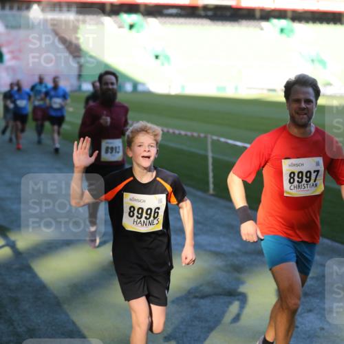 06.10.2024 - 19. swb-Marathon Bremen Yannick Fuchs http://msf.ph/oto/7386501 06.10.2024 10:26:13 Laufen im Stadion 7045, 7141, 7294, 7327, 7403, 7414, 7429, 7433, 7485, 7508, 7548, 7771, 7793, 7874, 7978, 8075, 8177, 8192, 8301, 8321, 8376, 8426, 8481, 8492, 8555, 8601, 8659, 8733, 8775, 8793, 8814, 8913, 8970, 8973, 8996, 8997, 9000, 9034, 9051, 9054, 9061, 9084 meine-sportfotos.de