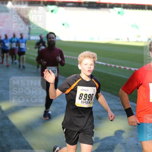 06.10.2024 - 19. swb-Marathon Bremen Yannick Fuchs http://msf.ph/oto/7386523 06.10.2024 10:26:13 Laufen im Stadion 7045, 7141, 7294, 7327, 7403, 7414, 7429, 7433, 7485, 7508, 7548, 7771, 7793, 7874, 7978, 8075, 8177, 8192, 8301, 8321, 8376, 8426, 8481, 8492, 8555, 8601, 8659, 8733, 8775, 8793, 8814, 8913, 8970, 8973, 8996, 8997, 9000, 9034, 9051, 9054, 9061, 9084 meine-sportfotos.de