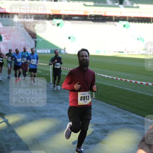 06.10.2024 - 19. swb-Marathon Bremen Yannick Fuchs http://msf.ph/oto/7386543 06.10.2024 10:26:14 Laufen im Stadion 7045, 7141, 7294, 7327, 7403, 7414, 7429, 7433, 7485, 7508, 7548, 7771, 7793, 7874, 7978, 8075, 8177, 8192, 8301, 8321, 8376, 8426, 8481, 8492, 8555, 8601, 8659, 8733, 8775, 8793, 8814, 8913, 8970, 8973, 8996, 8997, 9000, 9034, 9051, 9054, 9061, 9084 meine-sportfotos.de