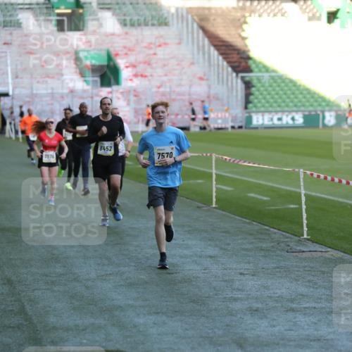 06.10.2024 - 19. swb-Marathon Bremen Yannick Fuchs http://msf.ph/oto/7387161 06.10.2024 10:26:28 Laufen im Stadion 7045, 7141, 7327, 7403, 7414, 7429, 7485, 7508, 7576, 7720, 7771, 7874, 7978, 8075, 8192, 8301, 8321, 8376, 8426, 8452, 8555, 8578, 8601, 8733, 8775, 8793, 8814, 8870, 8913, 8970, 8973, 8996, 8997, 9000, 9025, 9034, 9051, 9054, 9070, 9084 meine-sportfotos.de