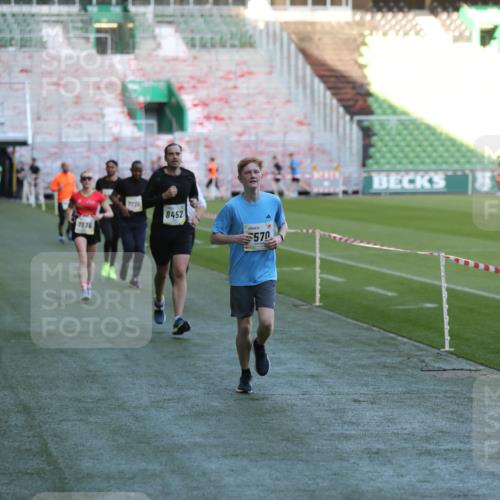 06.10.2024 - 19. swb-Marathon Bremen Yannick Fuchs http://msf.ph/oto/7387172 06.10.2024 10:26:29 Laufen im Stadion 7045, 7141, 7327, 7403, 7414, 7485, 7508, 7576, 7720, 7771, 7874, 7978, 8075, 8192, 8321, 8376, 8426, 8452, 8555, 8578, 8601, 8733, 8775, 8793, 8814, 8870, 8913, 8970, 8973, 8996, 8997, 9000, 9025, 9034, 9051, 9054, 9070, 9084 meine-sportfotos.de