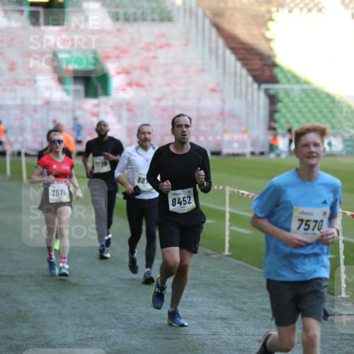 06.10.2024 - 19. swb-Marathon Bremen Yannick Fuchs http://msf.ph/oto/7387273 06.10.2024 10:26:30 Laufen im Stadion 7045, 7327, 7403, 7414, 7485, 7508, 7576, 7720, 7771, 7874, 7978, 8075, 8192, 8321, 8376, 8426, 8452, 8555, 8578, 8601, 8733, 8775, 8793, 8814, 8870, 8913, 8970, 8973, 8996, 8997, 9000, 9025, 9034, 9051, 9054, 9070, 9084 meine-sportfotos.de
