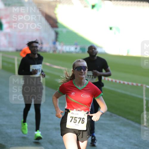 06.10.2024 - 19. swb-Marathon Bremen Yannick Fuchs http://msf.ph/oto/7387453 06.10.2024 10:26:36 Laufen im Stadion 7045, 7327, 7403, 7414, 7508, 7576, 7720, 7874, 7978, 8075, 8192, 8321, 8335, 8376, 8426, 8452, 8578, 8601, 8652, 8733, 8814, 8870, 8913, 8970, 8973, 8996, 8997, 9000, 9025, 9051, 9054, 9070, 9084 meine-sportfotos.de