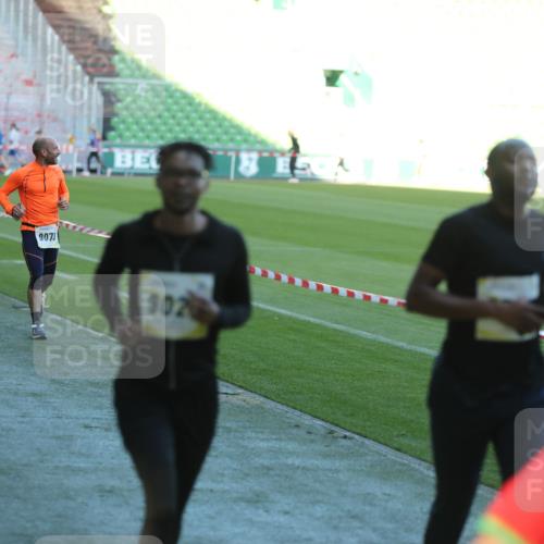06.10.2024 - 19. swb-Marathon Bremen Yannick Fuchs http://msf.ph/oto/7387513 06.10.2024 10:26:37 Laufen im Stadion 7045, 7327, 7403, 7414, 7508, 7576, 7720, 7874, 7978, 8075, 8192, 8321, 8335, 8376, 8452, 8578, 8601, 8652, 8733, 8814, 8870, 8913, 8970, 8973, 8996, 8997, 9000, 9025, 9051, 9054, 9070, 9084 meine-sportfotos.de