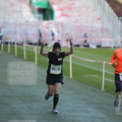 06.10.2024 - 19. swb-Marathon Bremen Yannick Fuchs http://msf.ph/oto/7387544 06.10.2024 10:26:38 Laufen im Stadion 7045, 7327, 7403, 7414, 7491, 7508, 7576, 7720, 7874, 7953, 7978, 8192, 8321, 8335, 8376, 8452, 8578, 8601, 8652, 8733, 8814, 8870, 8913, 8970, 8973, 8996, 8997, 9000, 9025, 9051, 9054, 9070, 9084 meine-sportfotos.de