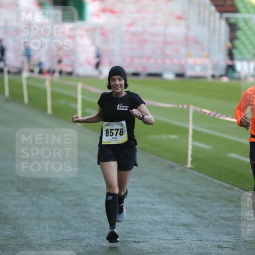 06.10.2024 - 19. swb-Marathon Bremen Yannick Fuchs http://msf.ph/oto/7387613 06.10.2024 10:26:39 Laufen im Stadion 7045, 7327, 7403, 7414, 7491, 7508, 7576, 7720, 7874, 7953, 8192, 8335, 8376, 8452, 8578, 8601, 8636, 8652, 8733, 8814, 8870, 8913, 8970, 8973, 8996, 8997, 9000, 9025, 9051, 9054, 9070, 9084 meine-sportfotos.de