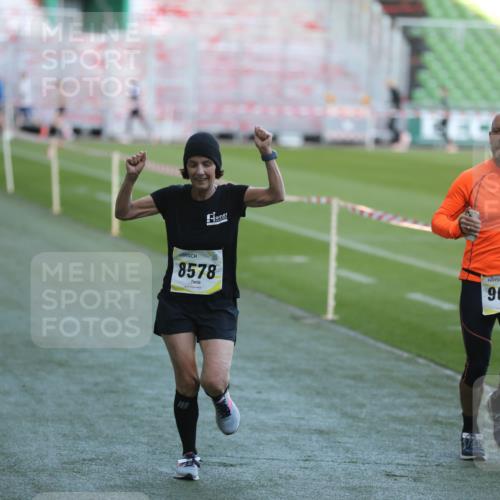 06.10.2024 - 19. swb-Marathon Bremen Yannick Fuchs http://msf.ph/oto/7387628 06.10.2024 10:26:39 Laufen im Stadion 7045, 7327, 7403, 7414, 7491, 7508, 7576, 7720, 7874, 7953, 8192, 8335, 8376, 8452, 8578, 8601, 8636, 8652, 8733, 8814, 8870, 8913, 8970, 8973, 8996, 8997, 9000, 9025, 9051, 9054, 9070, 9084 meine-sportfotos.de