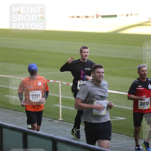 06.10.2024 - 19. swb-Marathon Bremen Yannick Fuchs http://msf.ph/oto/7387919 06.10.2024 10:27:13 Laufen im Stadion 7008, 7491, 7560, 7717, 7833, 7887, 7953, 8103, 8150, 8172, 8238, 8239, 8335, 8460, 8475, 8561, 8567, 8568, 8580, 8585, 8610, 8635, 8636, 8645, 8652, 8658, 8732, 8764, 8774, 8777, 8817, 8856, 8901, 8904, 9016, 9027, 9032, 9085, 9110 meine-sportfotos.de