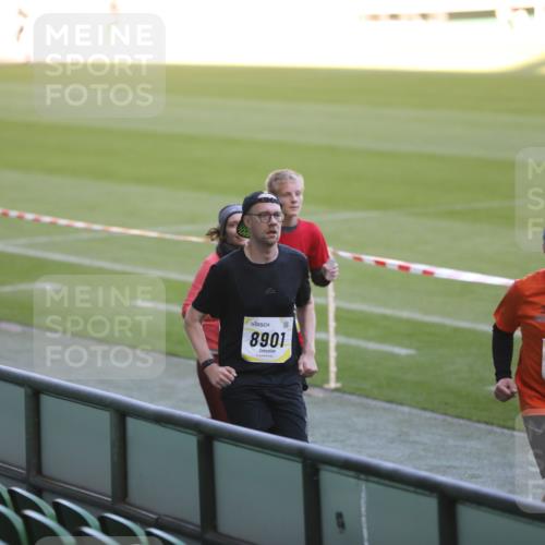 06.10.2024 - 19. swb-Marathon Bremen Yannick Fuchs http://msf.ph/oto/7388006 06.10.2024 10:27:15 Laufen im Stadion 7008, 7052, 7491, 7560, 7717, 7833, 7887, 7953, 8103, 8150, 8172, 8238, 8239, 8335, 8460, 8475, 8561, 8567, 8568, 8580, 8585, 8610, 8635, 8636, 8645, 8652, 8658, 8732, 8764, 8774, 8777, 8817, 8856, 8901, 8904, 8980, 9016, 9027, 9032, 9085, 9110 meine-sportfotos.de