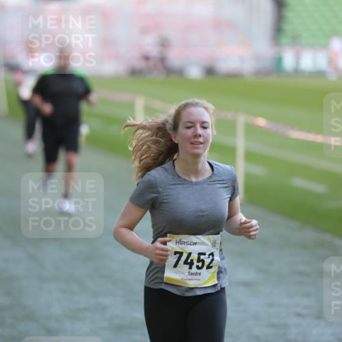 06.10.2024 - 19. swb-Marathon Bremen Yannick Fuchs http://msf.ph/oto/7388277 06.10.2024 10:27:41 Laufen im Stadion 7052, 7184, 7198, 7214, 7452, 7560, 7594, 7638, 7647, 7673, 7717, 7833, 7876, 8066, 8150, 8185, 8288, 8316, 8351, 8610, 8635, 8658, 8701, 8754, 8764, 8774, 8777, 8801, 8816, 8824, 8827, 8836, 8856, 8901, 8904, 8943, 8980, 9016, 9027, 9085, 9110 meine-sportfotos.de