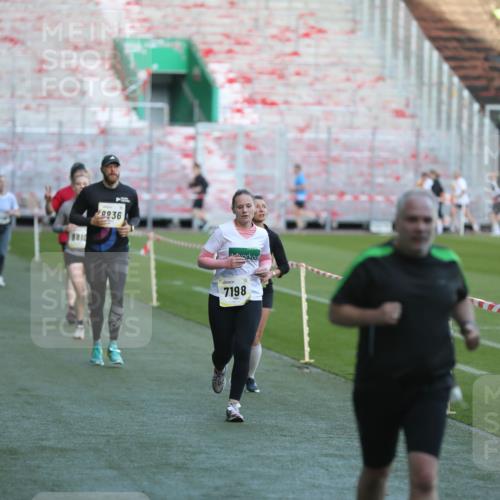 06.10.2024 - 19. swb-Marathon Bremen Yannick Fuchs http://msf.ph/oto/7388422 06.10.2024 10:27:45 Laufen im Stadion 7052, 7184, 7198, 7214, 7303, 7452, 7560, 7594, 7638, 7647, 7673, 7717, 7833, 7876, 8066, 8150, 8185, 8288, 8316, 8351, 8610, 8635, 8658, 8701, 8716, 8754, 8764, 8774, 8777, 8801, 8816, 8824, 8827, 8836, 8856, 8901, 8943, 8980, 9027, 9085 meine-sportfotos.de